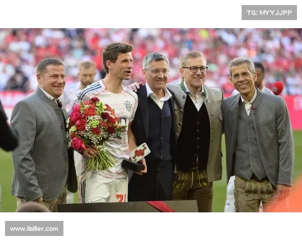 穆勒现身拜仁公开训练现场 球迷热情送别这位传奇偶像